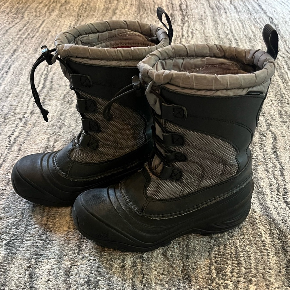 The North Face Kids Alpenglow Snowboots - size 3
